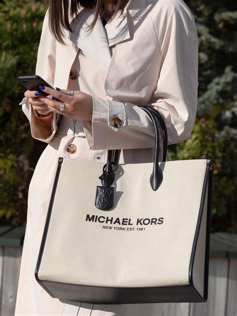 michael kors 1981 handtas prijzen|I Tested the Iconic Michael Kors 1981 Bag and Here's Why It's a .